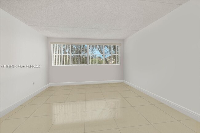 6135 NW 186th St in Hialeah, FL - Building Photo - Building Photo
