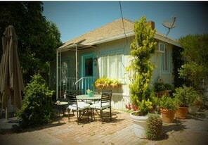 826 E Kensington Rd in Los Angeles, CA - Building Photo