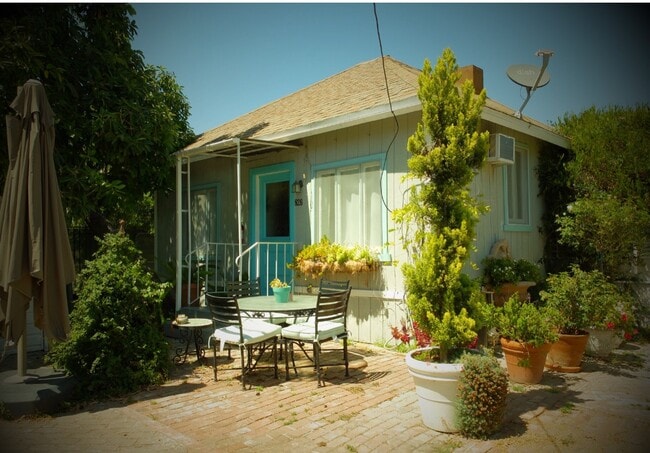 property at 826 E Kensington Rd