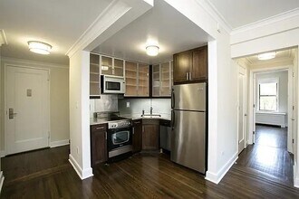 210 W 70th St in New York, NY - Building Photo - Building Photo