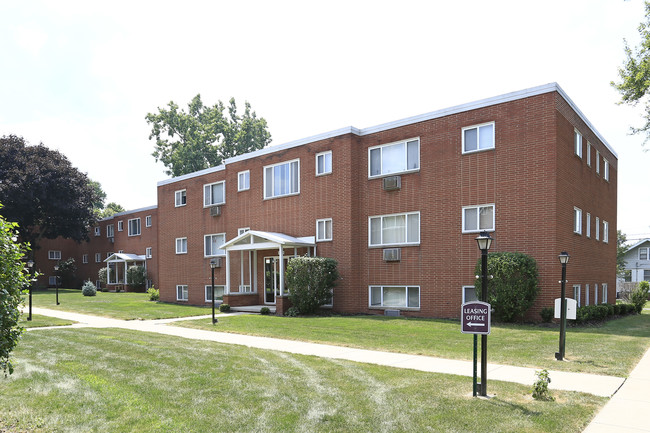 Crest Apartments in Cleveland, OH - Building Photo - Building Photo