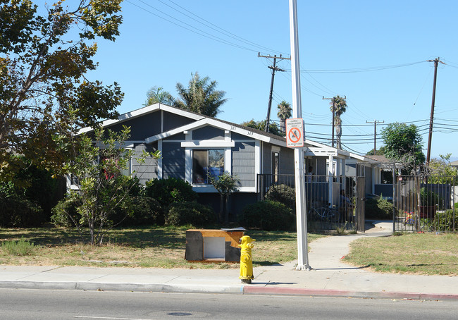 321-323 Pleasant Valley Rd in Oxnard, CA - Foto de edificio - Building Photo