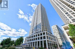 36 Elm Dr W in Mississauga, ON - Building Photo