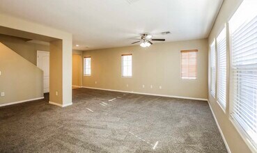 5024 Valley Dr in North Las Vegas, NV - Foto de edificio - Building Photo