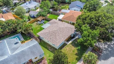 245 Grove Cir N in Dunedin, FL - Building Photo - Building Photo