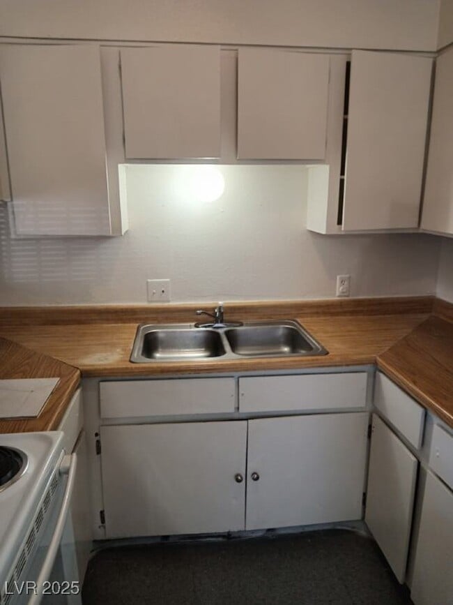 property at 1400 E Mesquite Ave