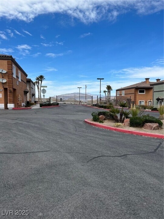 10443 Alpine Edge Ave in Las Vegas, NV - Building Photo
