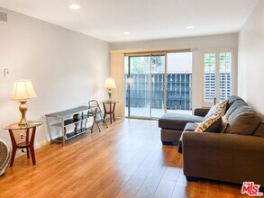 18645 Hatteras St in Los Angeles, CA - Building Photo - Building Photo