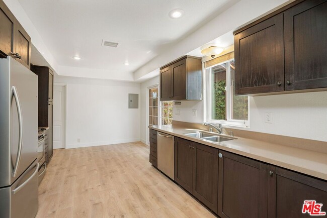 3460 Redwood Ave in Los Angeles, CA - Foto de edificio - Building Photo
