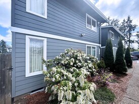 5495 A St in Springfield, OR - Building Photo