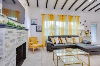 774 NW 49th St in Miami, FL - Foto de edificio - Building Photo