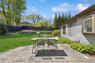 49 Drumlin Rd in Westport, CT - Building Photo - Building Photo