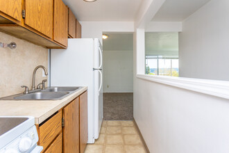McGuern Apartments in Bremerton, WA - Building Photo - Interior Photo