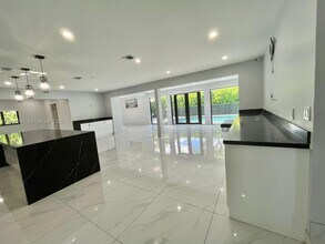 575 NE 179th Dr in North Miami Beach, FL - Building Photo - Building Photo