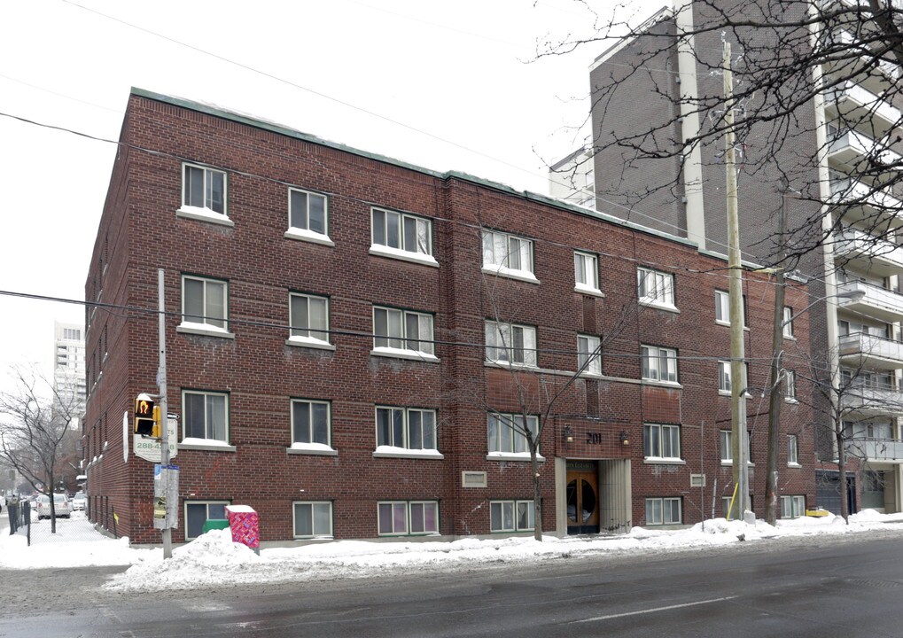 Queen Elizabeth Apartments in Ottawa, ON - Building Photo