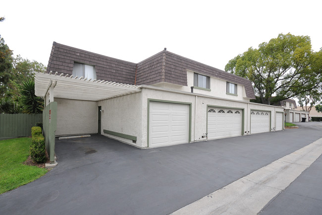 Tobolski Apartments in Anaheim, CA - Foto de edificio - Building Photo