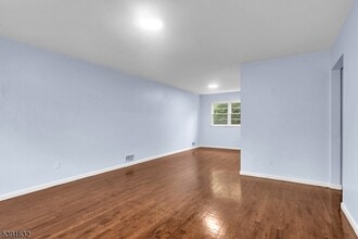 235 Lakewood Dr in Bloomfield, NJ - Building Photo - Building Photo