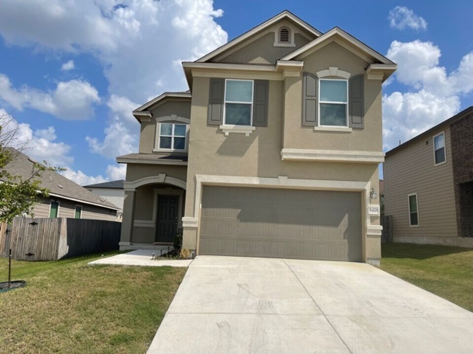 8418 Fortuna Vly in San Antonio, TX - Foto de edificio