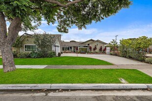 3082 Rowena Dr in Los Alamitos, CA - Building Photo