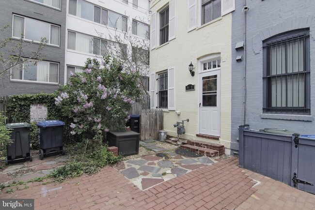 921 Hughes Mews NW in Washington, DC - Building Photo - Building Photo