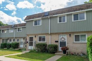 Nesbitt Square in Woodstock, ON - Building Photo
