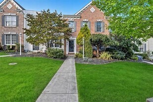 612 Hunting Creek Rd in Canonsburg, PA - Building Photo