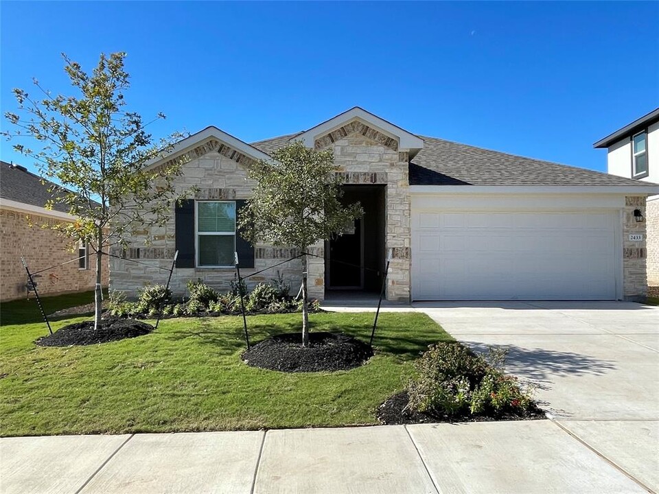 2433 Bronc Buster Way in Leander, TX - Building Photo