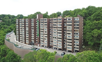 Walnut Towers at Frick Park in Pittsburgh, PA - Building Photo - Building Photo