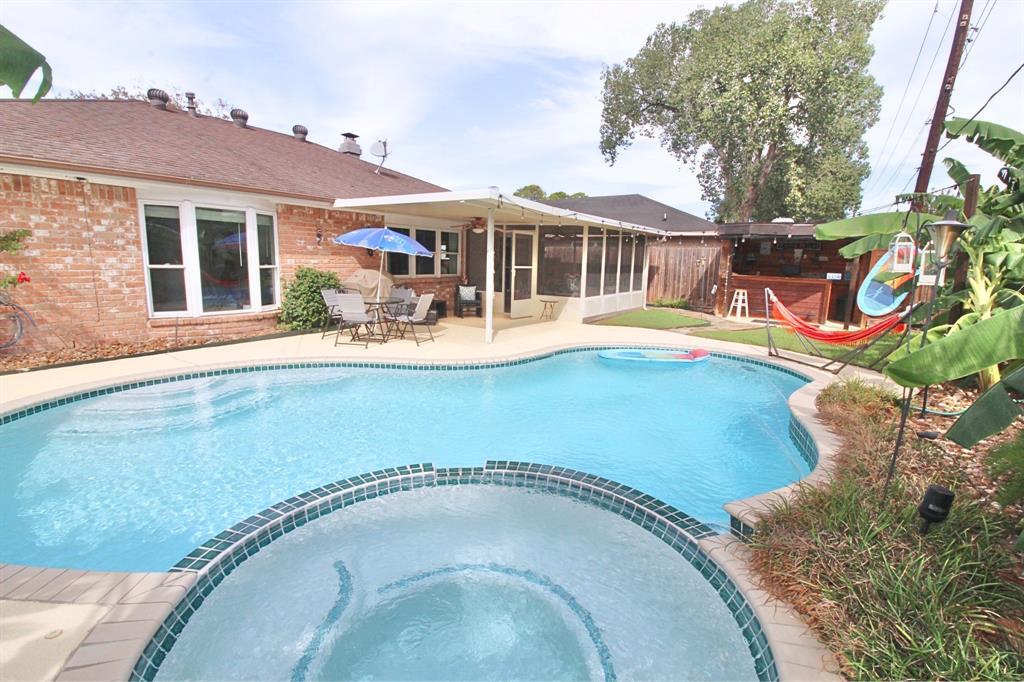 13767 Greywood Dr in Sugar Land, TX - Building Photo