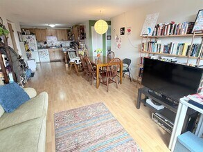 94 Beacon St, Unit 35 in Somerville, MA - Foto de edificio - Building Photo