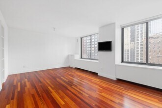 155 W 70th St, Unit 11D in New York, NY - Foto de edificio - Building Photo