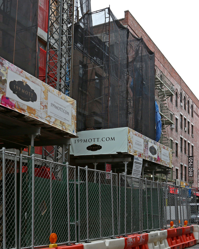 201 Mott St in New York, NY - Building Photo - Building Photo