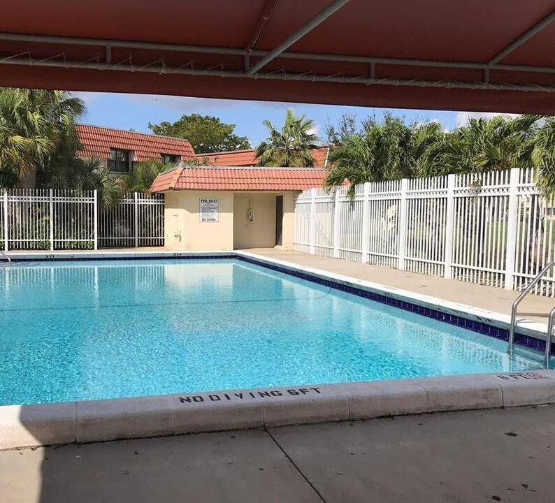 10008 NW 6th St, Unit 103 in Pembroke Pines, FL - Foto de edificio