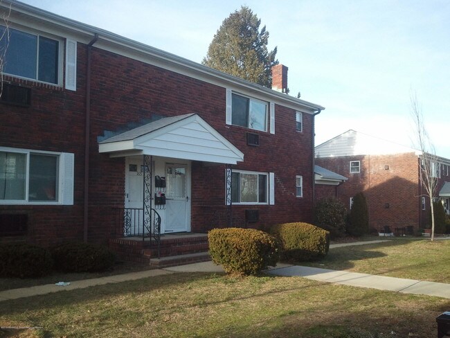 19 Azalea Ct in Eatontown, NJ - Foto de edificio - Building Photo