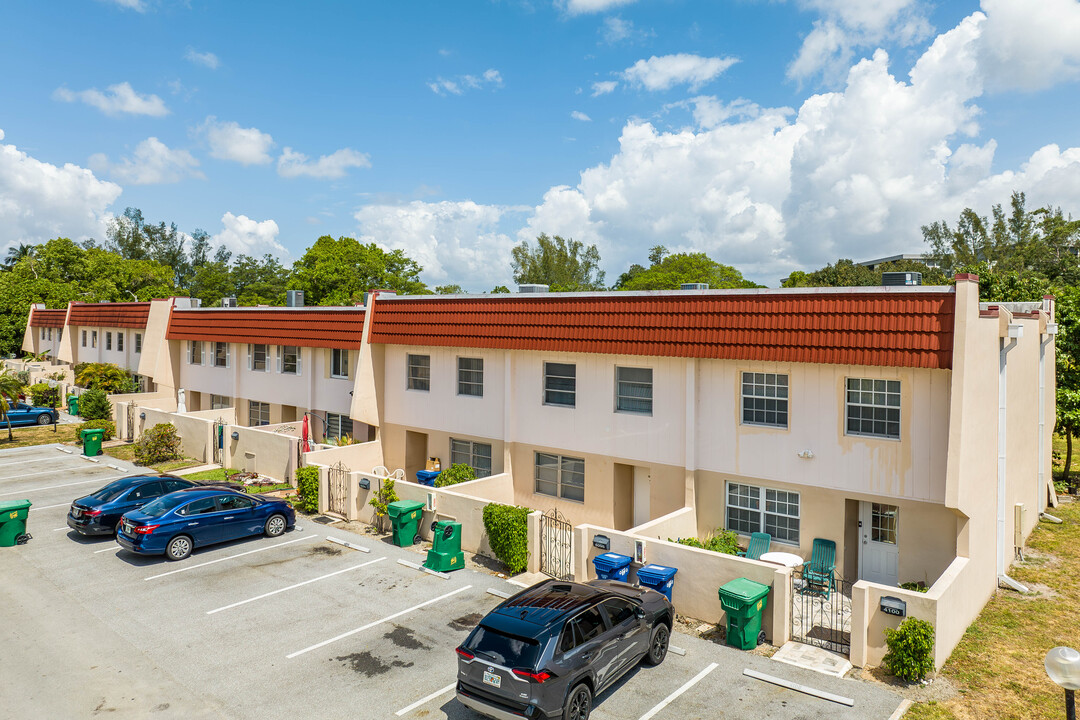 Manors of Inverrary in Lauderhill, FL - Foto de edificio