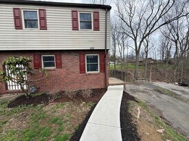 108 Roberts Dr in Moon Township, PA - Building Photo