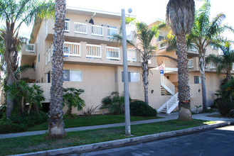 210 18th St in Huntington Beach, CA - Foto de edificio - Building Photo