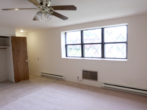 55+ West Babylon Manor Senior Community in West Babylon, NY - Foto de edificio - Interior Photo