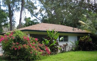 1046 Periwinkle Way in Sanibel, FL - Building Photo