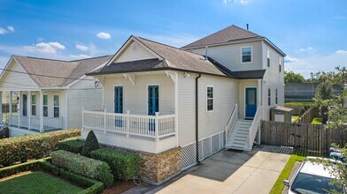 5760 Warrington Dr in New Orleans, LA - Building Photo - Building Photo