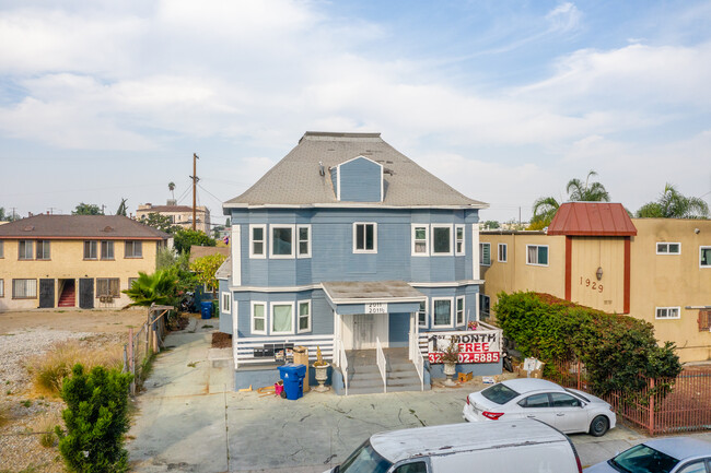 2011 Arlington Ave in Los Angeles, CA - Foto de edificio - Building Photo