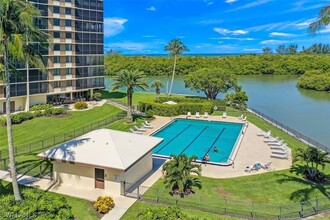 17 Bluebill Ave, Unit 1005 in Naples, FL - Foto de edificio - Building Photo