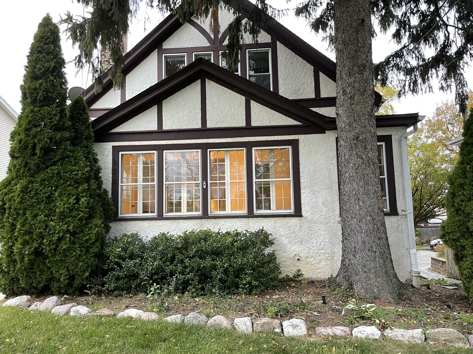 232 S Central Ave in Highwood, IL - Foto de edificio