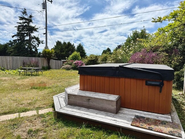 677 Kay Ave in Trinidad, CA - Building Photo - Building Photo