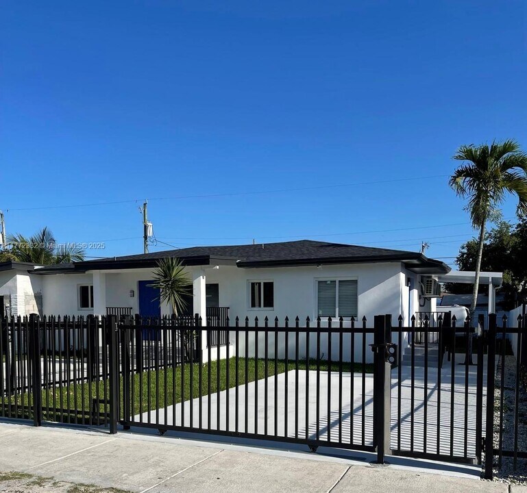 1002 NW 74th St in Miami, FL - Building Photo