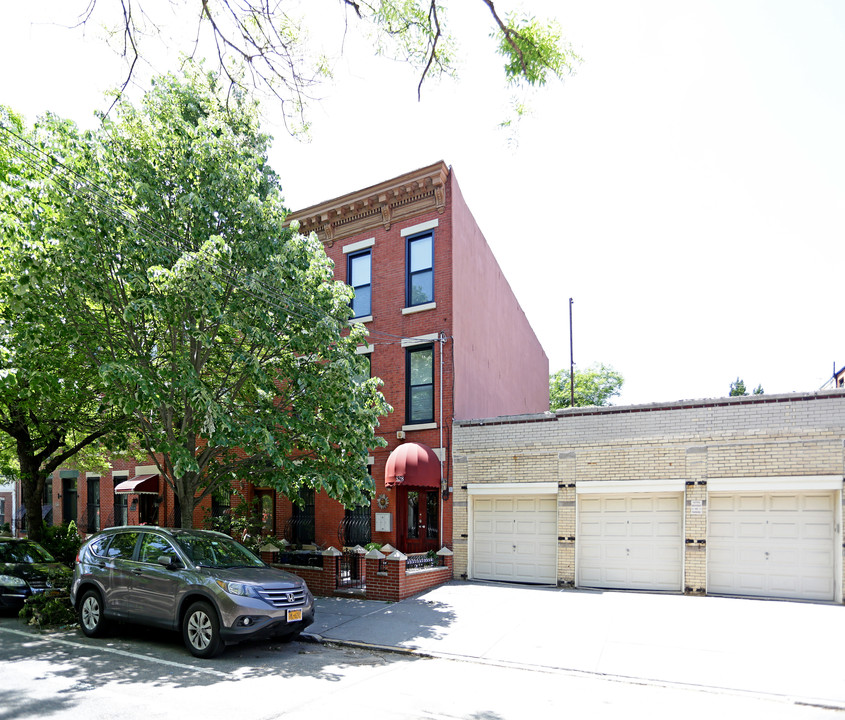 528 Clinton St in Brooklyn, NY - Building Photo