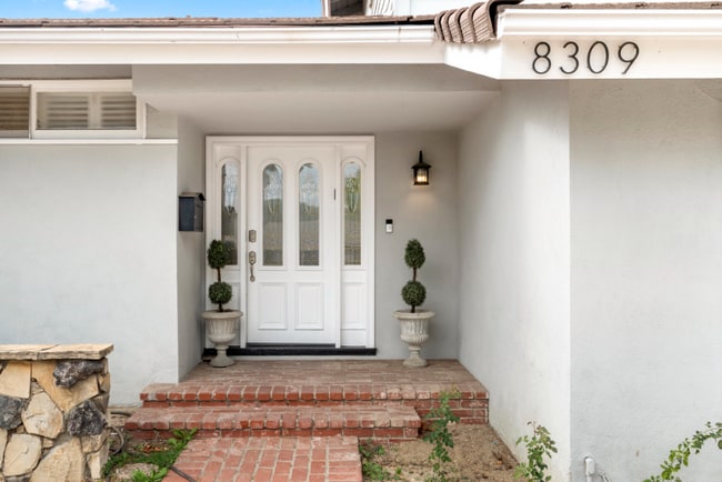 8309 Denise Ln in Los Angeles, CA - Building Photo - Building Photo