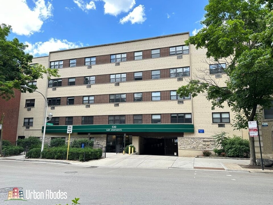 527 W Surf St, Unit A04C in Chicago, IL - Building Photo