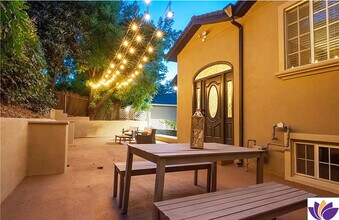 11419 Sunshine Ter in Studio City, CA - Foto de edificio - Building Photo