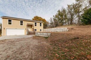 307 3rd St in Saint George, KS - Building Photo